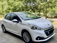 Usado Peugeot 208 Allure 82 CV (60 kW) 2017 Blanco Utilitario