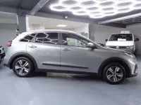Usado Kia Niro 141 CV (103 kW) 2022 Gris / plata SUV