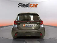 Usado Toyota Yaris Hybrid Active 116 CV (85 kW) 2022 Gris Berlina