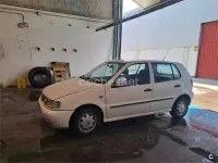 Usado VW Polo 60 CV (44 kW) 1998 Blanco Berlina