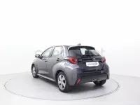 Usado Toyota Yaris Hybrid Active 116 CV (85 kW) 2025 Gris / plata Berlina