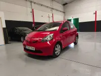 Usado Toyota Aygo 54 CV (39 kW) 2007 Rojo Utilitario