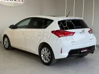 Usado Toyota Auris Business Edition 124 CV (91 kW) 2015 Blanco Berlina