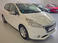 Usado Peugeot 208 Allure 82 CV (60 kW) 2014 Blanco Utilitario