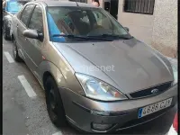 Usado Ford Focus Ghia 100 CV (73 kW) 2003 Marrón Berlina