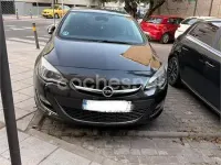 Usado Opel Astra Excellence 130 CV (95 kW) 2013 Negro Familiar
