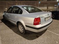 Usado VW Passat 125 CV (91 kW) 1998 Gris / plata Berlina