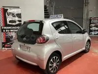 Usado Toyota Aygo Live 68 CV (50 kW) 2013 Gris / plata Utilitario