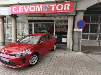 Usado Kia Rio 84 CV (61 kW) 2022 Granate Berlina