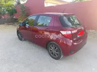 Usado Toyota Yaris Hybrid Active 100 CV (73 kW) 2018 Rojo Berlina