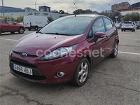 Usado Ford Fiesta Trend 82 CV (60 kW) 2009 Granate Utilitario