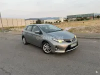 Usado Toyota Auris Active 90 CV (66 kW) 2013 Gris / plata Berlina