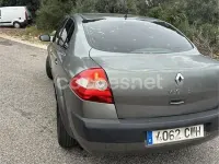 Usado Renault Mégane Dynamique 100 CV (73 kW) 2004 Gris / plata Berlina