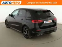Usado Mercedes B180 AMG line 116 CV (85 kW) 2022 Negro Utilitario