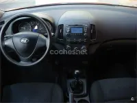 Usado Hyundai i30 Comfort 90 CV (66 kW) 2010 Rojo Berlina