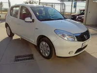 Usado Dacia Sandero Lauréate 75 CV (55 kW) 2013 Blanco Utilitario