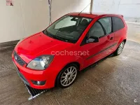Usado Ford Fiesta Sport 90 CV (66 kW) 2007 Rojo Utilitario