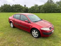 Usado Renault Mégane Authentique 100 CV (73 kW) 2005 Granate Berlina