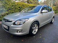 Usado Hyundai i30 Comfort 90 HP (66 kW) 2010 Cinzento Sedan