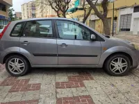 Usado Ford Fiesta Ghia 90 CV (66 kW) 2005 Azul Utilitario