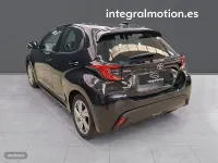Usado Toyota Yaris Hybrid Active 115 CV (84 kW) 2025 Negro Berlina