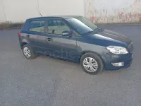 Usado Skoda Fabia Ambition 75 CV (55 kW) 2012 Azul Berlina