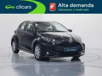 Usado Toyota Yaris Hybrid Active 75 CV (55 kW) 2022 Negro Berlina