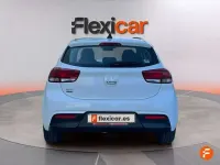 Usado Kia Rio 120 CV (88 kW) 2023 Blanco Berlina