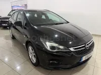 Usado Opel Astra Elegance 122 CV (89 kW) 2019 Negro Familiar