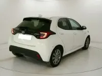 Usado Toyota Yaris Hybrid Active 116 CV (85 kW) 2022 Blanco Berlina