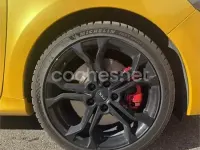 Usado Renault Clio IV 200 CV (147 kW) 2014 Amarillo Berlina
