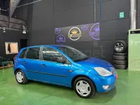 Usado Ford Fiesta Ghia 68 CV (50 kW) 2005 Azul Utilitario