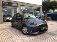 Usado Toyota Yaris Hybrid Style 116 CV (85 kW) 2023 Gris / plata Berlina