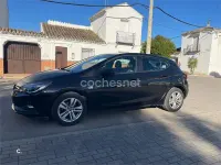 Usado Opel Astra Selective 125 CV (91 kW) 2017 Negro Berlina