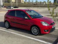 Usado Ford Fiesta Sport 101 CV (74 kW) 2007 Rojo Utilitario