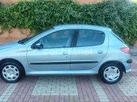 Usado Peugeot 206 70 CV (51 kW) 2004 Azul Berlina