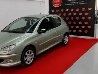 Usado Peugeot 206 70 CV (51 kW) 2006 Verde Berlina