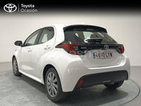 Usado Toyota Yaris Hybrid Active 116 CV (85 kW) 2022 Blanco Berlina