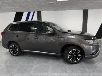Usado Mitsubishi Outlander P-HEV 203 CV (149 kW) 2017 Beige SUV