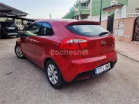 Usado Kia Rio 109 CV (80 kW) 2013 Rojo Berlina