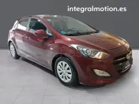 Usado Hyundai i30 90 CV (66 kW) 2016 Rojo Berlina