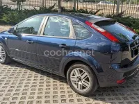 Usado Ford Focus Ghia 109 CV (80 kW) 2005 Azul Berlina