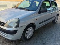 Usado Renault Clio II Authentique 60 CV (44 kW) 2002 Gris / plata Berlina