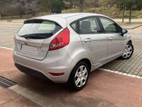 Usado Ford Fiesta Trend 69 CV (50 kW) 2012 Plateado Utilitario