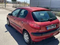 Usado Peugeot 206 75 CV (55 kW) 1998 Rojo Utilitario