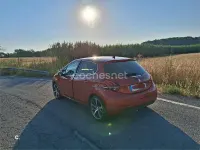 Usado Peugeot 208 Allure 110 CV (80 kW) 2017 Granate Utilitario