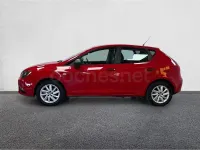 Usado Seat Ibiza Reference 90 CV (66 kW) 2016 Rojo Berlina