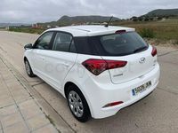 Usado Hyundai i20 75 CV (55 kW) 2015 Blanco Berlina