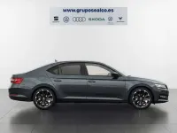 Usado Skoda Superb SportLine 150 CV (110 kW) 2022 Gris Berlina