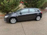 Usado Opel Astra Dynamic 110 CV (80 kW) 2015 Negro Utilitario